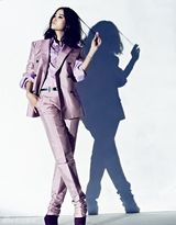 组图：小宋佳《悦己》开年封面 中性魅惑气场足