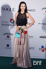 组图：韩孝珠玉泽演等众星亮相釜山电影节蓝毯