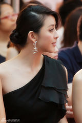 组图：黄小蕾受邀看秀 黑色礼服尽显高贵