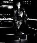 组图：詹妮弗-洛佩兹吊带红裙登杂志封面