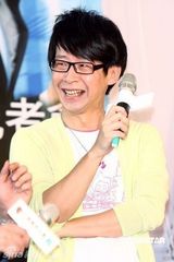 幻灯图：五月天出席代言活动现场挥汗如雨 