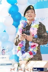 组图：韩歌手刘承灿退伍 手捧鲜花满面笑容