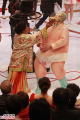 组图：TVB台庆曾志伟恶整陈豪 黄宗泽尖胸造型亮相