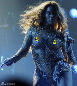 组图：碧昂斯全裸黄金人造型 全身抹金粉秀豪乳