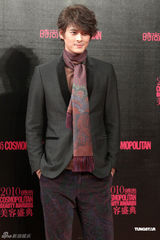 组图：周慧敏白纱裙飘逸现身 小腹扁平力证未怀孕