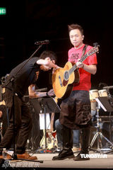 组图：黄家强为灾区同胞默哀 将在世博即兴表演 