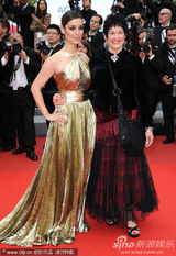 组图：贝纳尼丝吊带裙显波涛汹涌