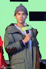 组图：彭于晏Angelababy青春亮相展活力运动风