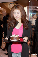 周慧敏自言有不少同志朋友 赌王四太送何超盈首饰