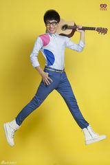 组图：刘心曝最新宣传写真 亮色系展青春活力