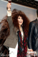 幻灯图：欧阳菲菲6年后再开唱 延时开场惹混乱