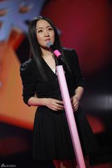 组图：杨钰莹录制节目扭腰卖萌 面容似少女