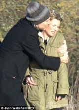 组图：凯特莫斯遭老公强吻不悦 吞云吐雾显老态