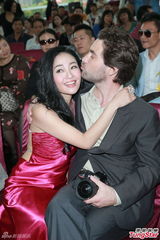 组图：杨玉梅与孙兴合作新片 谈及离世父亲落泪