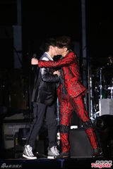 组图：陶喆个唱落泪忆亡父 与谢霆锋同台飙吉他