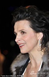 组图：《她们》柏林首映朱丽叶-比诺什热拥搭档