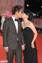 组图：群星亮相金钟奖红毯 林依晨陈柏霖受追捧