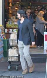 组图：里维斯一脸络腮胡出街 以手遮面不自信