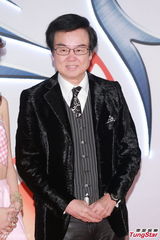 组图：吴千语冒低温晒纤腰 与林峰互拜年见家长