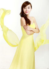 组图：陈美行性感晚礼服大秀事业线