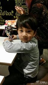 组图：最帅潮爸萌娃走红 潮萌不输林志颖父子