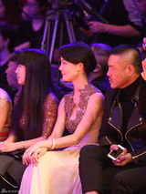 组图：刘芸车晓受邀时尚秀显精致优雅