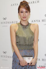 组图：杨千嬅白衬衣透出黑胸罩 笑谈育儿趣事