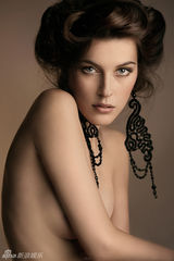 组图：超模Viktoriya写真半裸上阵 电眼迷人