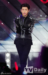 组图：东方神起亮相韩流演唱会 显人气红星气魄