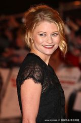 幻灯：《记住我》英国首映 帕丁森拥抱艾米莉似夫妻