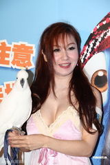 组图：农夫二子也怕蟑螂 蔡慧敏以超低胸裙亮相