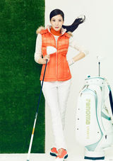 组图：韩星尹世雅高尔夫写真 靓丽可人活力四射