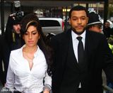 幻灯图：“毒后”怀恩豪斯袭击他人案开庭 神态轻松