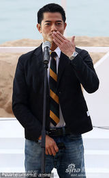 组图：梁家辉跳马舞赚人气 郭富城卖萌宣传《寒战》