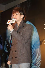 组图：炎亚纶上海签售新专辑