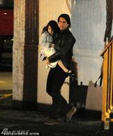 组图：阿汤哥牵妻抱女其乐融融 苏瑞甩发迷倒老汤