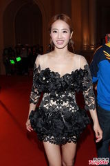 组图：蔡依林透视优雅似天鹅 卖力热舞险走光