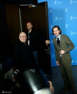 组图：《大饭店》亮相柏林 比尔莫瑞亲吻老记者