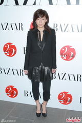 组图：刘嘉玲薄纱高开叉裙性感 谈梅姑遗物拍卖