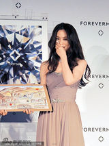 组图：汤唯戴百万钻饰亮相 收山区儿童画作感触落泪