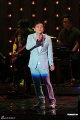 组图：星光熠熠耀保良落幕 古巨基杨千嬅群星献艺