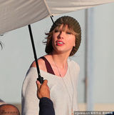 组图：泰勒踩超市推车与闺蜜海边嬉戏玩闹