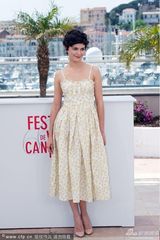 组图：奥黛丽-塔图清纯短裙秀香肩