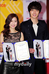 组图：韩星郑日宇金素恩出席全州电影节记者会