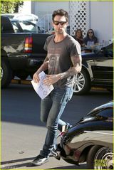 组图：魔力红骚当与女友用餐 遇狗仔举捐款纸牌