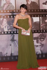 组图：金像奖红毯梁咏琪墨绿长裙拖地 小露香肩
