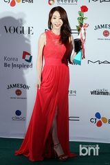 组图：韩孝珠玉泽演等众星亮相釜山电影节蓝毯