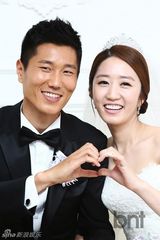 组图：韩国脚金在成迎娶美女主播韩志英