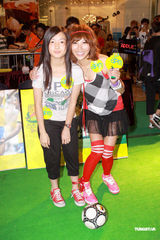 幻灯图：黑涩会美眉参加世界杯活动 看球不为看帅哥