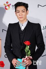 组图：韩孝珠玉泽演等众星亮相釜山电影节蓝毯